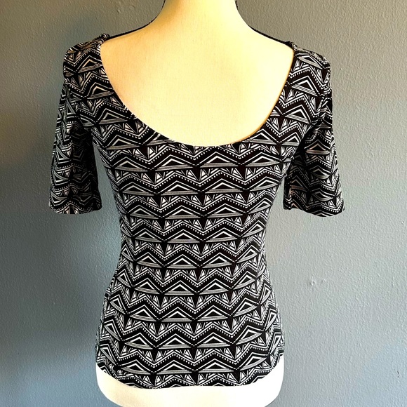 DIVIDED BY H & M TOP. Size Small. - Picture 2 of 5